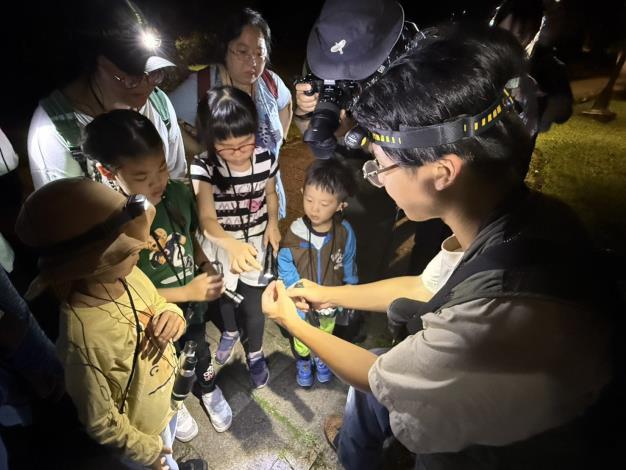 芝山文化生態綠園與市立天文館合作，親子一同參與《星空下的科學奇蹟》生態導覽與觀星體驗。