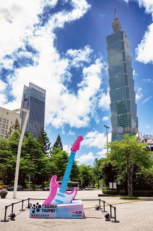 此巨型電吉他裝置以放大化與場景化手法呈現音樂符號,轉化為臺北最新潮打卡地標