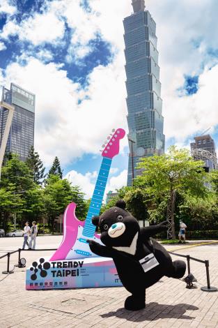 7月23日至9月7日,民眾只要在府前廣場與潮臺北巨型吉他頭合照,即可參加抽獎