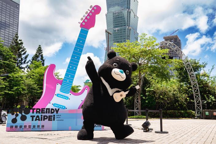 文化局特別在市府前廣場設置「巨型電吉他」裝置