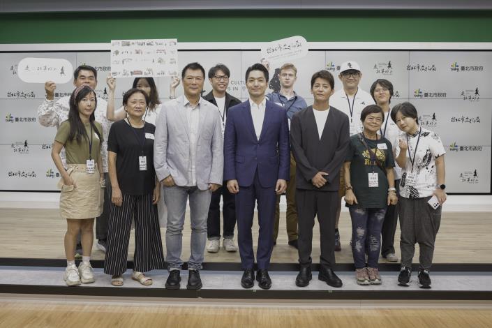 蔣萬安市長在發布會上與現場10位來自不同背景的市民朋友們互動對話