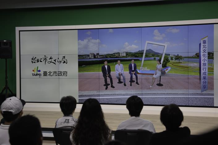 蔣萬安市長、文化局長蔡詩萍與風格旅人謝哲青在高科技虛擬攝影棚裡沉浸體驗這次文化點之一的「社子島島頭濕地」,透過虛實融合的互動,進行一段與臺北、文化的對話