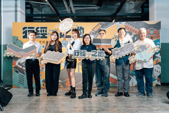左起臺北市文獻館鄧文宗館長、松山文創園區趙釧玲總監、2025臺北古蹟日代言人大霈、林奕華副市長、文化局劉得堅副局長、國家鐵道博物館籌備處鄭銘彰主任、高氏大宗祠高朝國主委