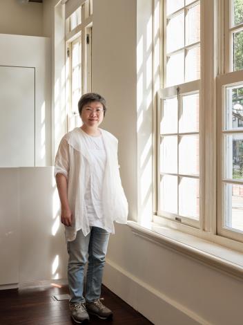 北美館新任館長駱麗真。圖像由北美館與當代館提供。攝影：隨寓工作室。 