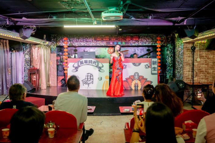 金鑽歌廳駐唱歌手石志紅演出