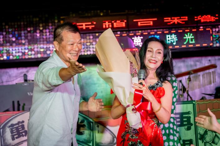 文化局蔡詩萍局長致贈花束予金鑽歌廳駐唱歌手石志紅