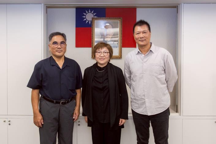 左起前代理館長劉得堅、北美館新任館長駱麗真、文化局局長蔡詩萍