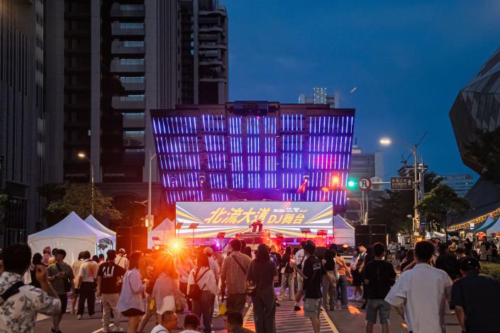 JAM JAM ASIA亞洲音樂節封街舞台「北流大道 TMC Blvd.」有國內外知名 DJ 輪番演出。