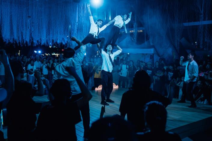 臺北表演藝術中心舉辦「士林仙界大派對 Silent Disco」,將劇場文化與夜市文化結合,透過派對形式造成話題;臺北表演藝術中心提供。