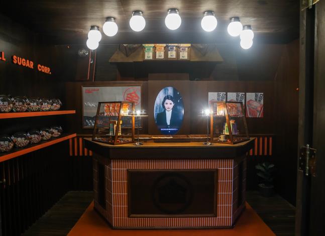 「全糖株式會社」入口處將古蹟建築化身為復古菓子鋪櫃台