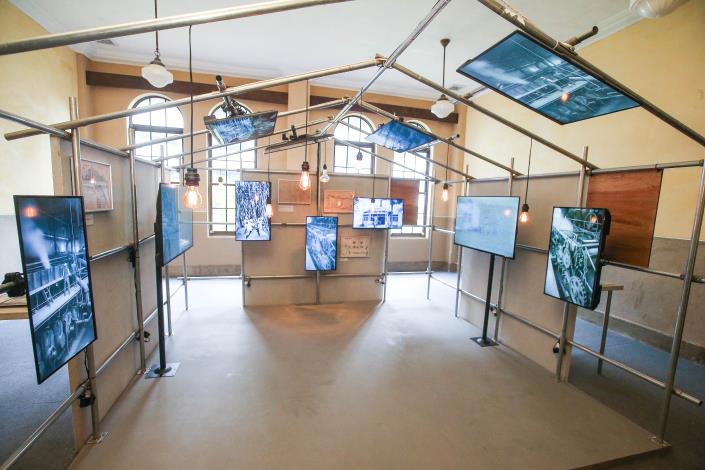 「全糖株式會社」以多螢幕架設的展架搭配全面的聲光效果,體驗臺灣製糖進入工業化時代的勞力密集與緊湊