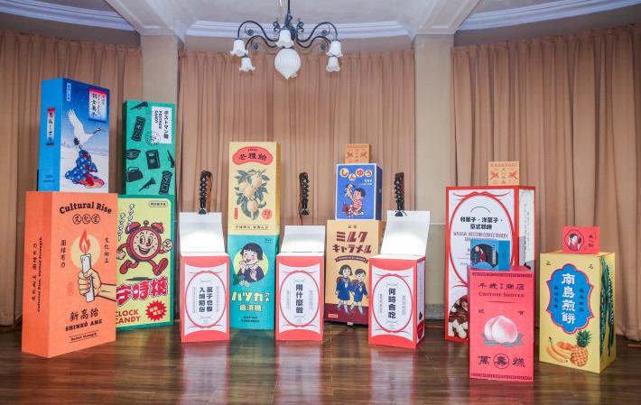 「全糖株式會社」布置可開啟的大型糖果盒,介紹森永、明治、新高等大眾耳熟能詳的日本製菓會社