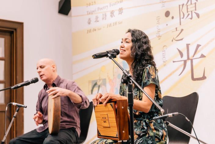 聲動樂團演出照（印度風琴Shruti Box＆圓框手鼓 Tar）