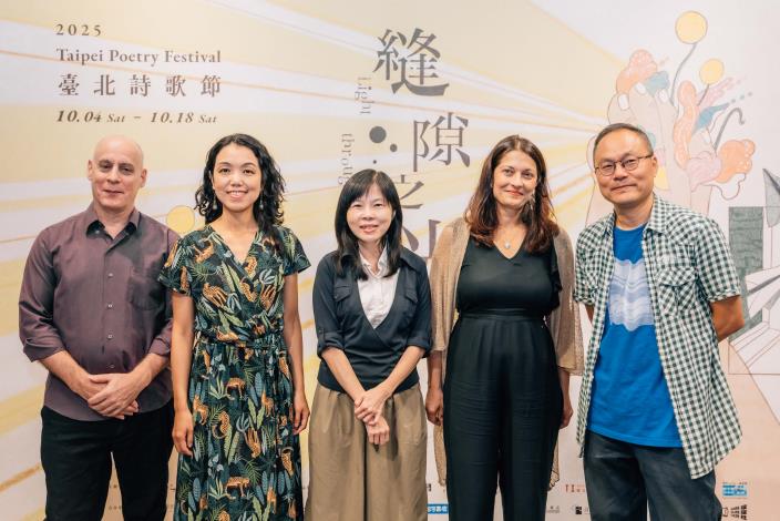 合照（左起聲動樂團樂手Scott、團長謝韻雅、文化局陳譽馨副局長、駐市詩人柯琳娜、策展人鴻鴻）