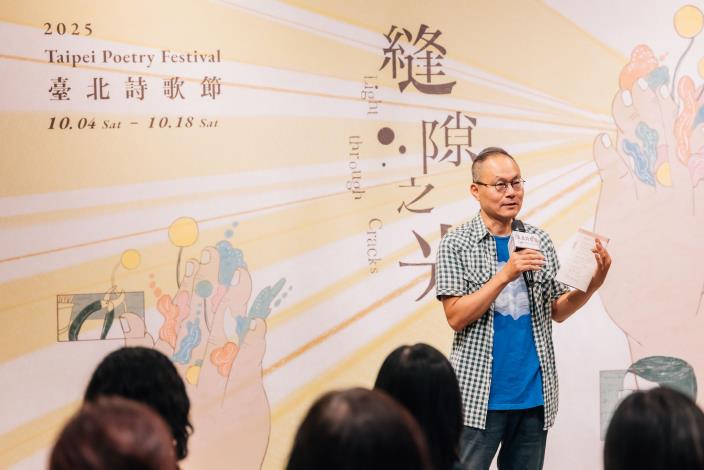 策展人鴻鴻介紹詩歌節活動