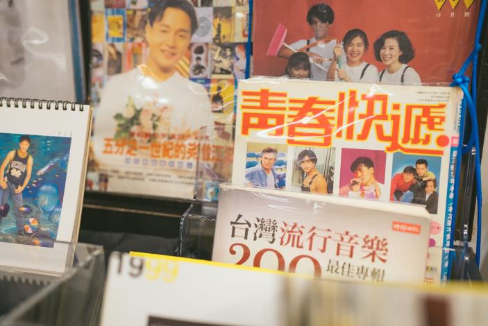 透過故事箱呈現當年的雜誌、海報、書籍，讓文化具象化，更能留下記憶