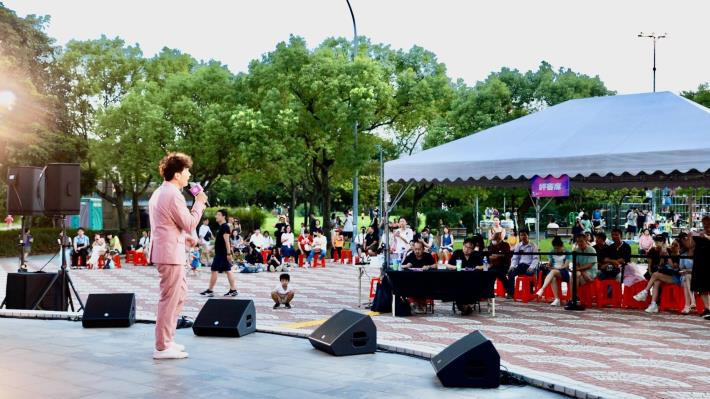 百萬金曲素人歌唱比賽於大安森林公園舉辦，熾熱的太陽澆不息大家對音樂的熱愛