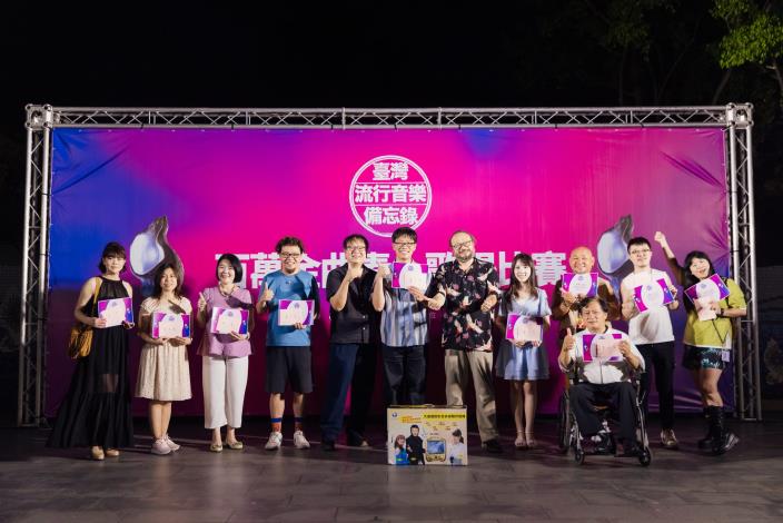 金曲製作人陳秀男及金曲歌王謝宇威，頒發百萬金曲素人歌唱大前十名獎項