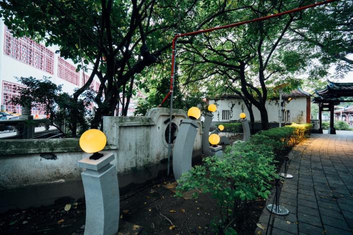 石孟鑫《門柱燈》