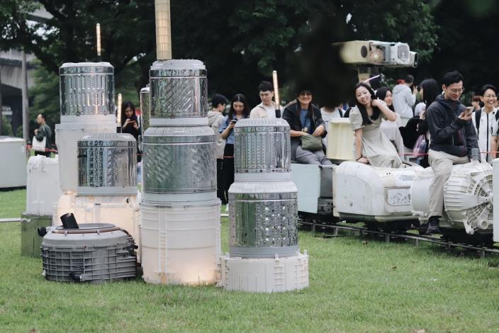 藝術家廖建忠作品《運轉生活的終點站》