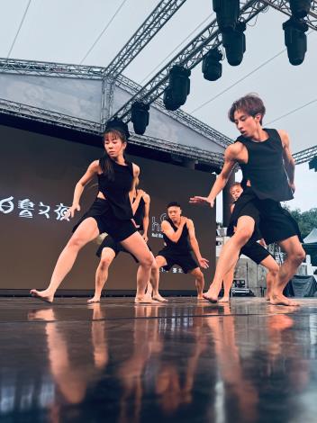 《親密近地》by 艸雨田舞蹈劇場，探問人與人之間的距離，舞動中尋找靠近與自處的平衡。