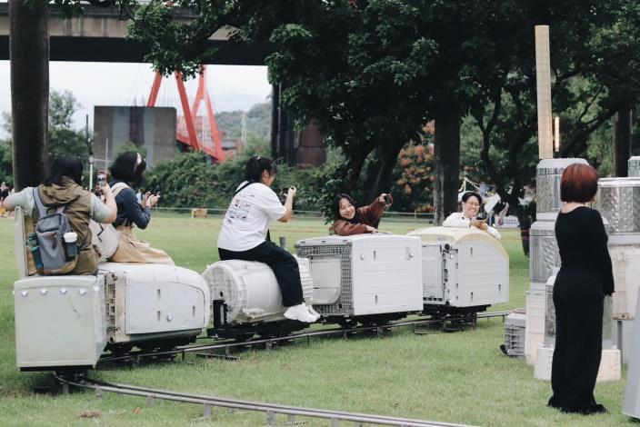 藝術家廖建忠作品《運轉生活的終點站—小火車》，許多大小朋友搭乘體驗