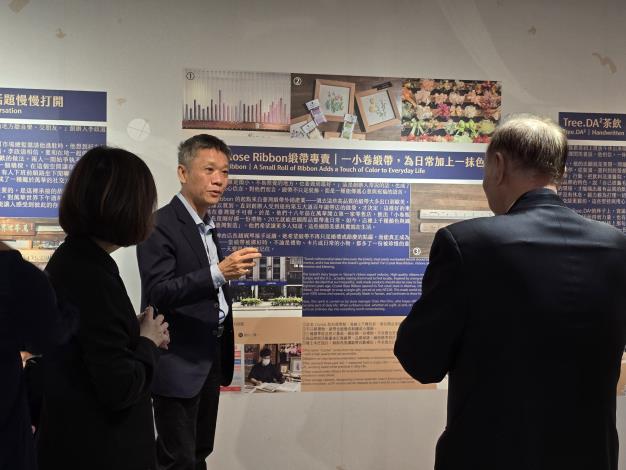 洪文和理事長介紹展區