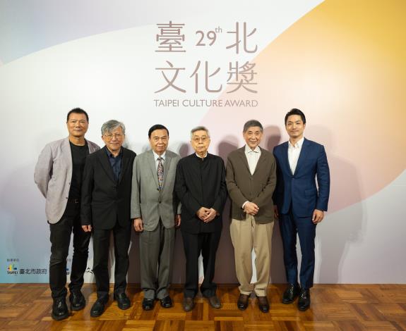 左起文化局蔡詩萍局長、引言人廖仁義、得主何政廣、得主隱地、引言人白先勇、蔣萬安市長