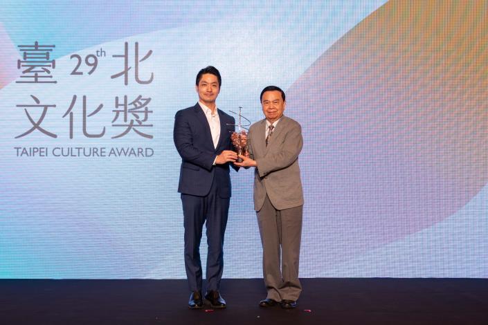 蔣萬安市長頒獎予第29屆臺北文化獎得主何政廣