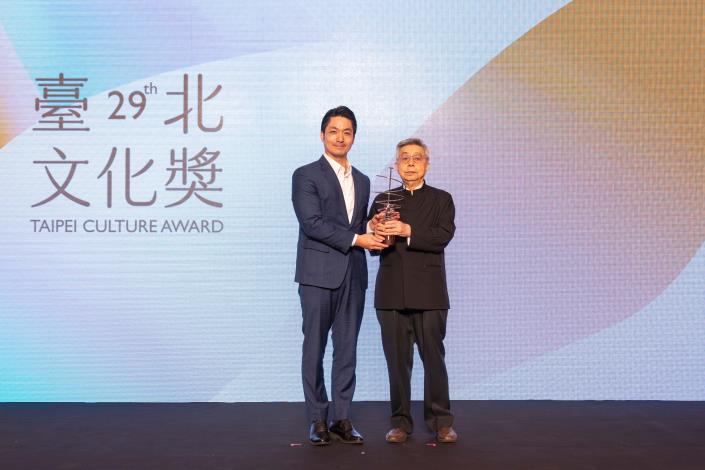 蔣萬安市長頒獎予第29屆臺北文化獎得主隱地