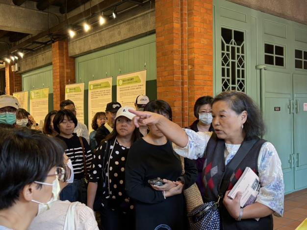 王瑤玟女士導覽新芳春茶行