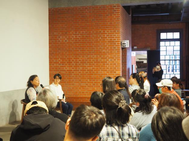 新芳春茶行第四代王瑤玟女士(左)分享書中故居建築的故事2