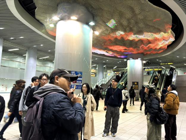 信義公民會館講師陳奕峰導覽文化點—公共藝術《河流彎曲之處,域見繁花光穹》