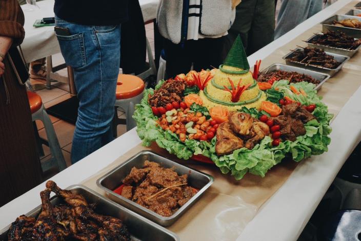 享用印尼傳統「塔飯 Tumpeng」