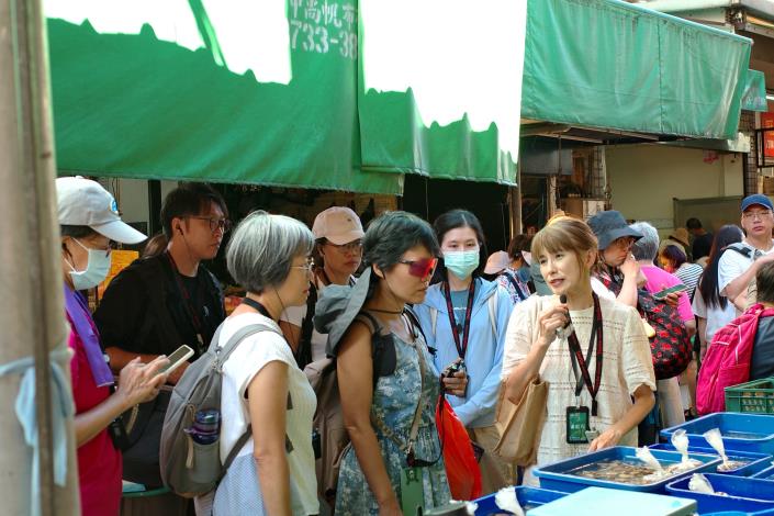 工作坊〈不一樣的家常味─探尋東門市場〉—作家番紅花帶大家逛市場