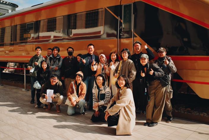 成果發表合照於移工會面地標「沒有火的火車」