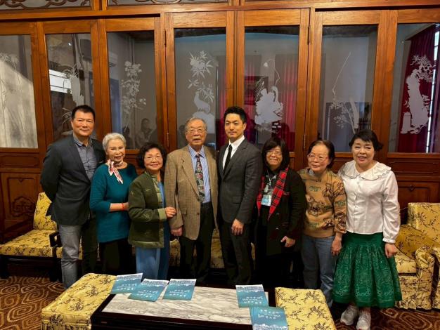 二二八事件79周年紀念音樂會(左起:文化局蔡詩萍局長、曾仲影友人林乃華、洪金木家屬邱淑珠、洪顯詔、蔣萬安市長、台北二二八協會榮譽理事長黃秀婉 、施芳井家屬施淑娟、曾仲影友人簡文秀)