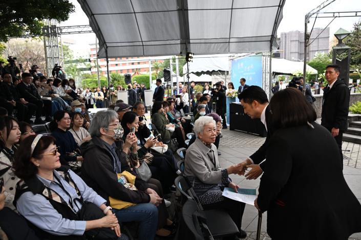 蔣萬安市長與家屬問候