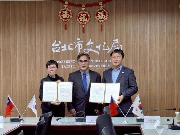 2月26日與光州5.18紀念基金會簽署合作備忘錄(MOU),左起台北二二八紀念館館長鍾瀚慧、文化局副局長劉得堅、5.18紀念基金會理事長尹穆鋗