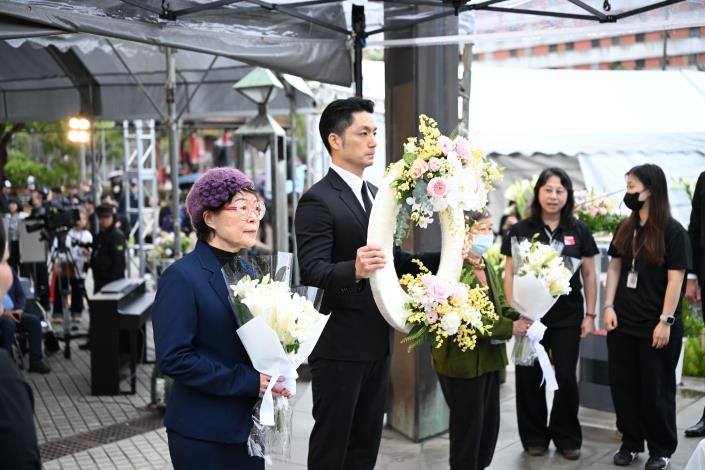 由臺北市長蔣萬安偕同家屬代表──施芳井之女施淑娟(左)、陳木桂夫人陳春枝(右)向受難者英靈獻花致意