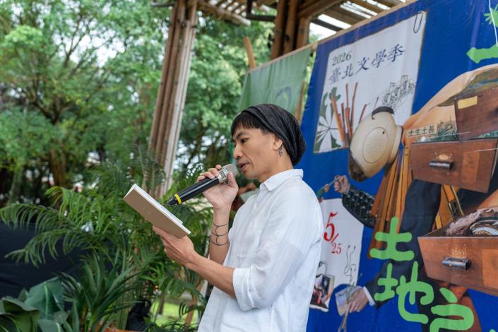記者會開場由詩人任明信朗讀吳晟詩作