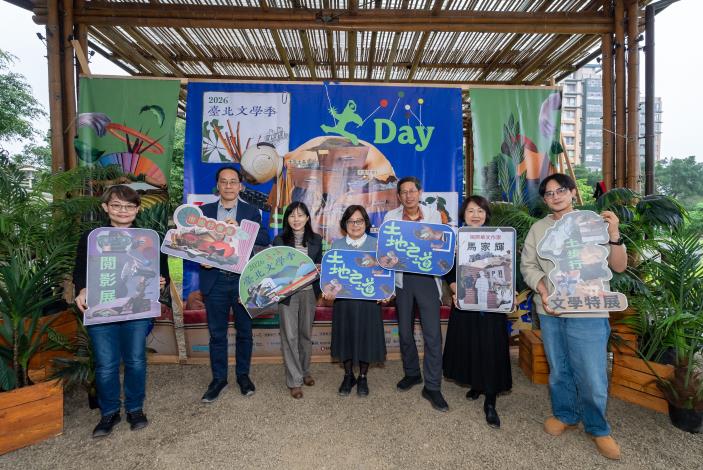 貴賓合影，左起策展人楊元鈴、洪世昌館長、副局長陳譽馨、總策畫封德屏、作家劉克襄、資深出版人陳蕙慧、作家Apyang Imiq程廷
