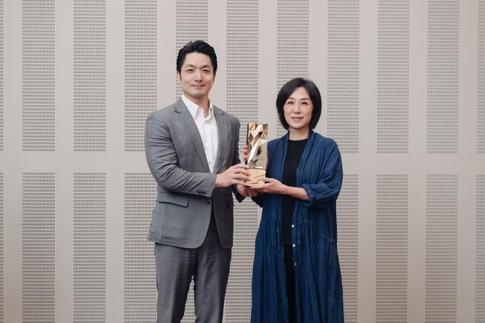 蔣萬安市長致贈獎座予黃韻玲董事長