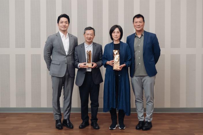 左起 蔣萬安市長、北流執行長梁序倫、北流董事長黃韻玲、文化局局長蔡詩萍