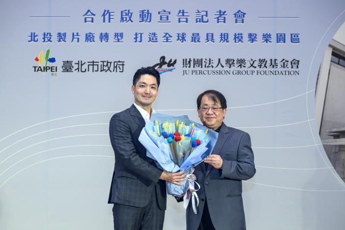 朱宗慶藝術總監致贈鼓棒花束予蔣萬安市長