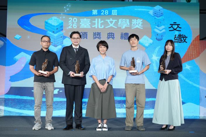 散文組評審代表張惠菁（右三）與得獎者們。