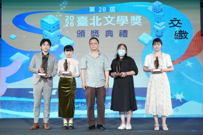 現代詩組評審代表楊小濱（右三）與得獎者們。