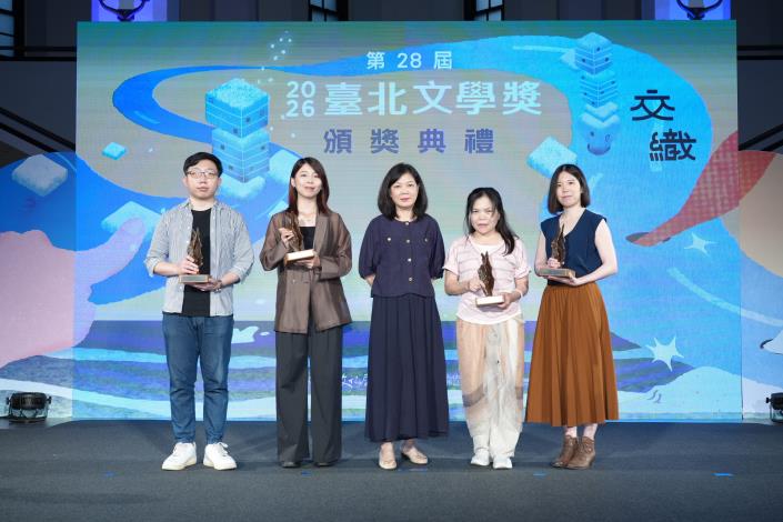 小說組評審代表蔡素芬（右三）與得獎者們。