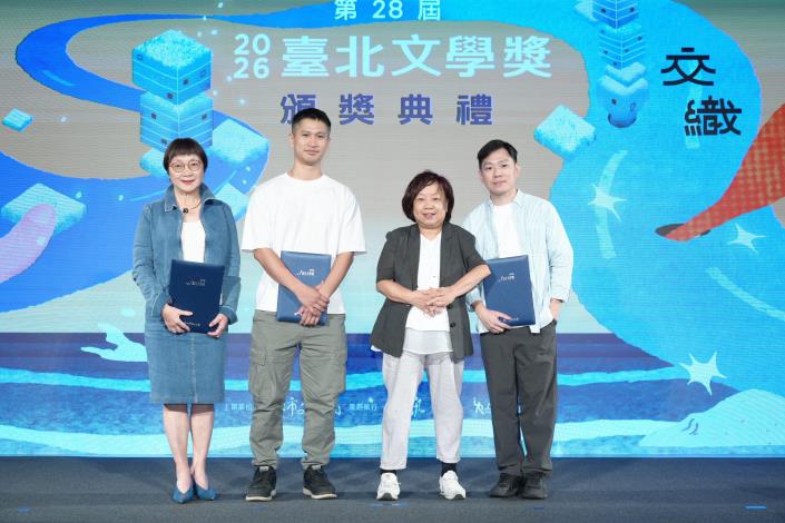 第28屆臺北文學年金評審代表陳素芳（右二）與入圍者們。