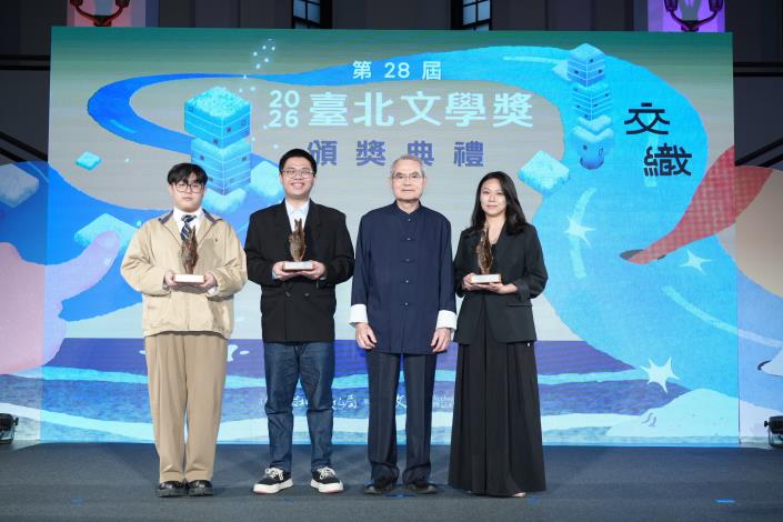 古典詩組評審代表王偉勇（右二）與得獎者們。